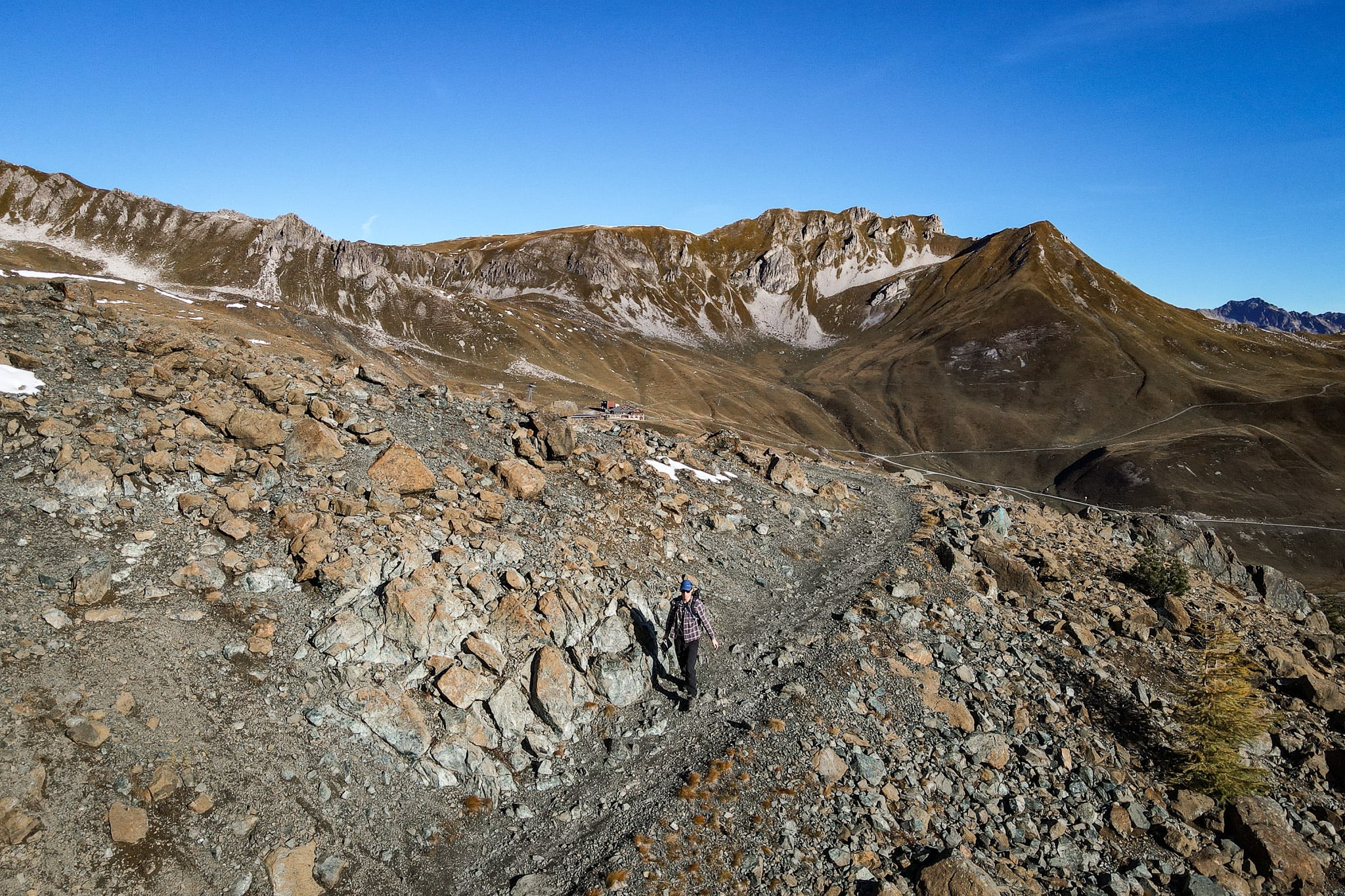Dan is waking Davos Panoramaweg on a clear day.