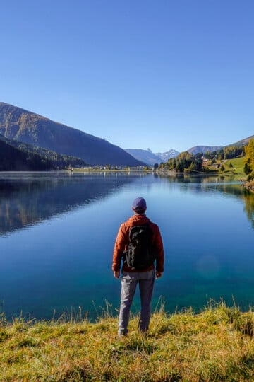 Dan stands by a lake called Davos Lake during a walk called Davosersee Rundweg