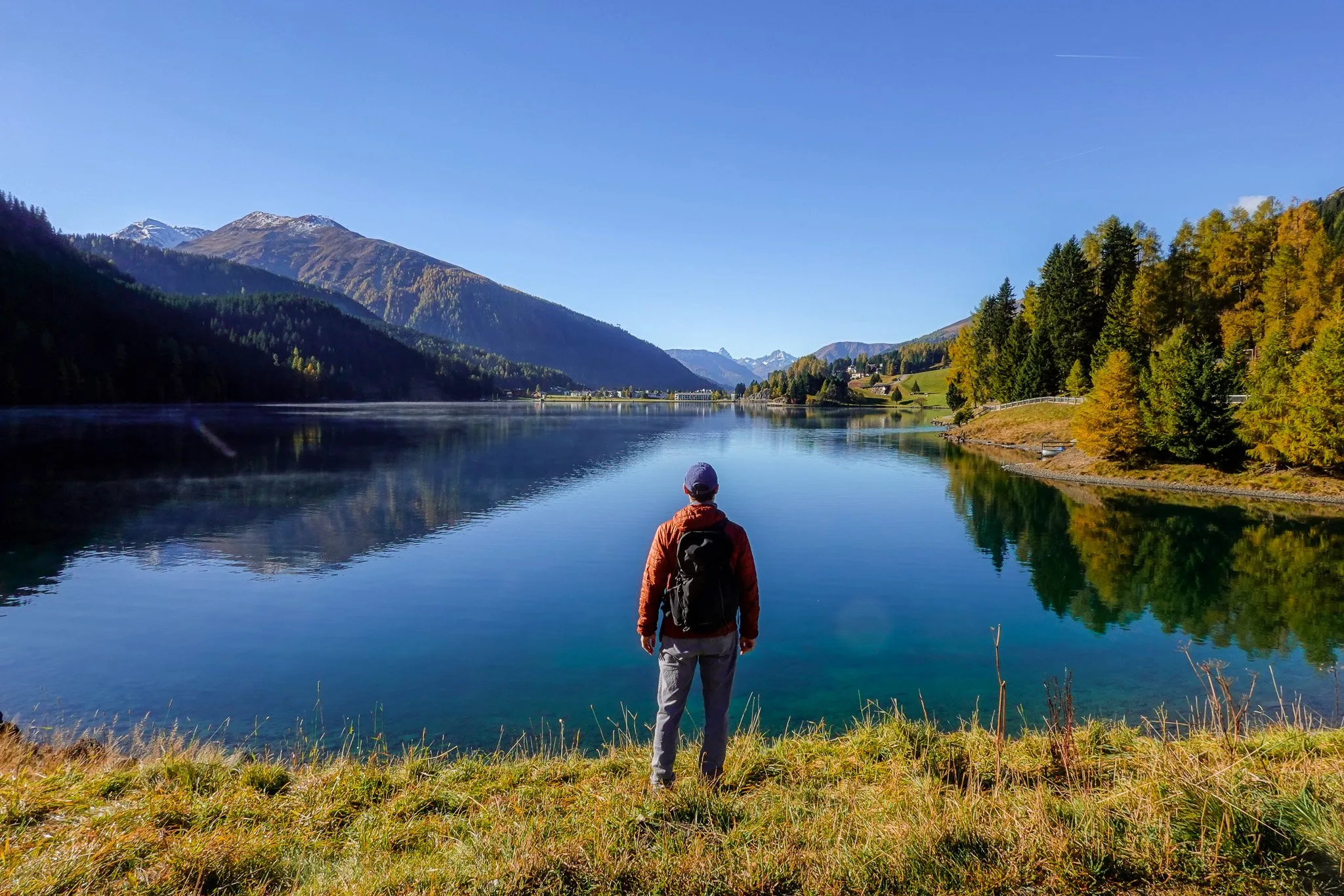 Dan stands by a lake called Davos Lake during a walk called Davosersee Rundweg