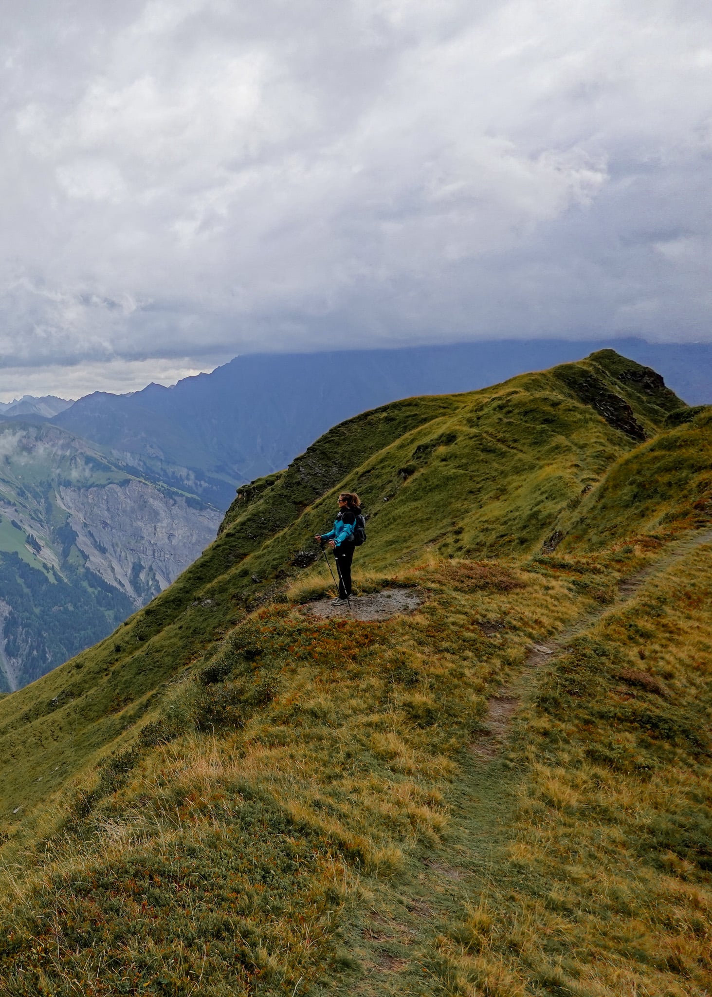 Beck stands on a grassy ridge during the Kärpfwanderung