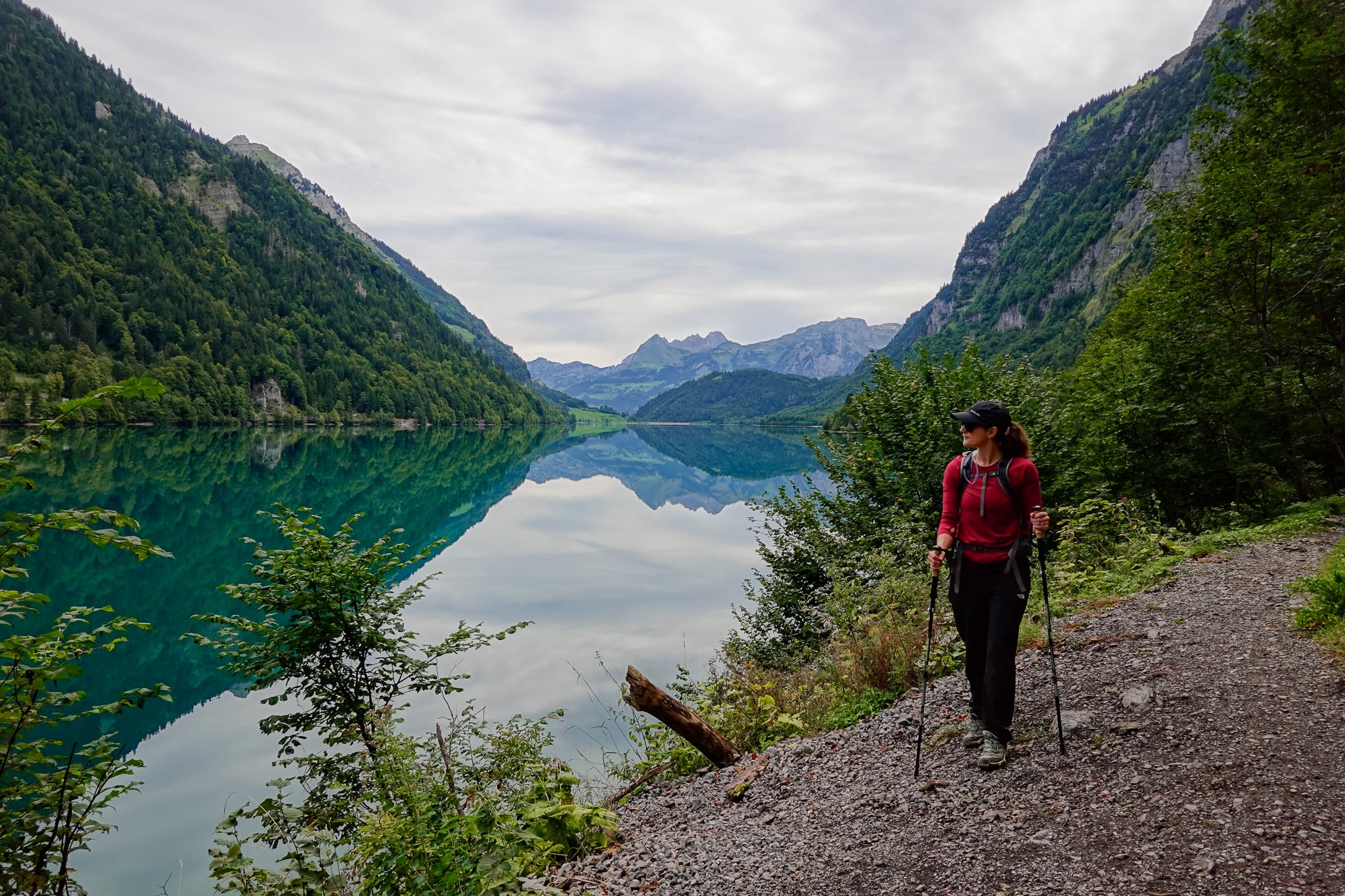 Beck walks on a trail by a lake during a hike called Klöntalersee Rundweg